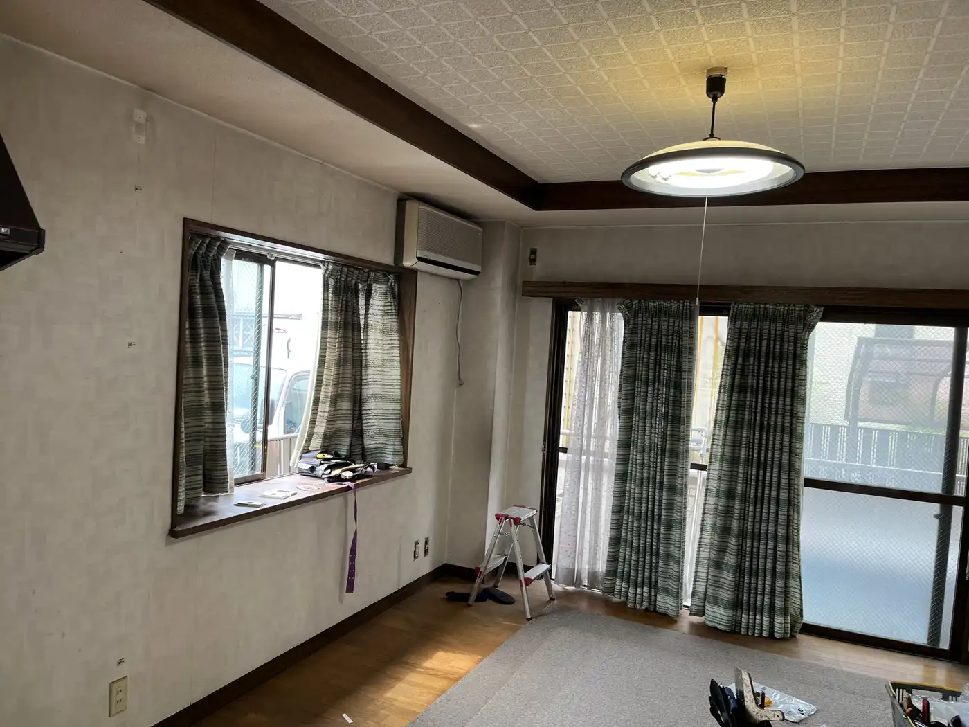 江戸川区マンションの壁紙張り替え施工前｜経年劣化で黄ばみが出た壁面