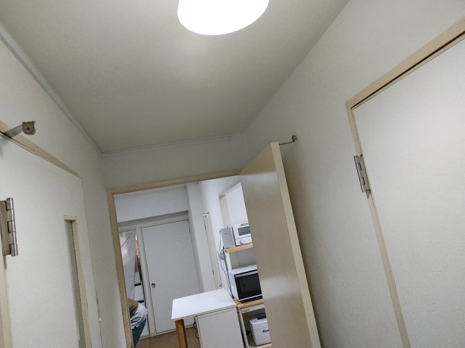 板張り調のクッションフロアに張り替えられ明るくなった廊下の様子