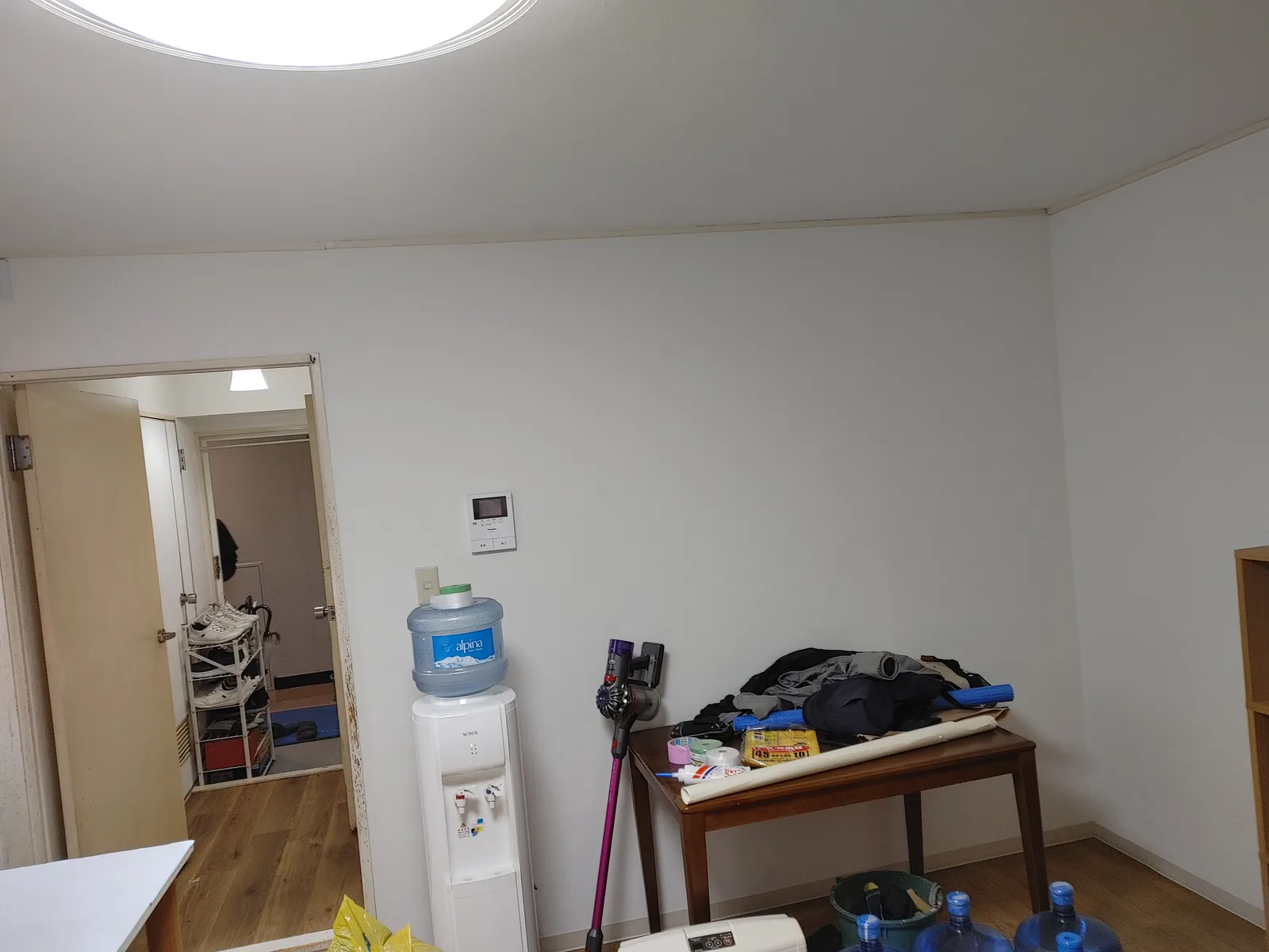 壁・天井とも白を基調とした新しいクロスに張り替えられ、家具を片付けてすっきりとしたリビングの様子