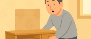 家具をどかしたところ、その下だけ壁紙の色が周囲と違うことに気づいて驚く男性