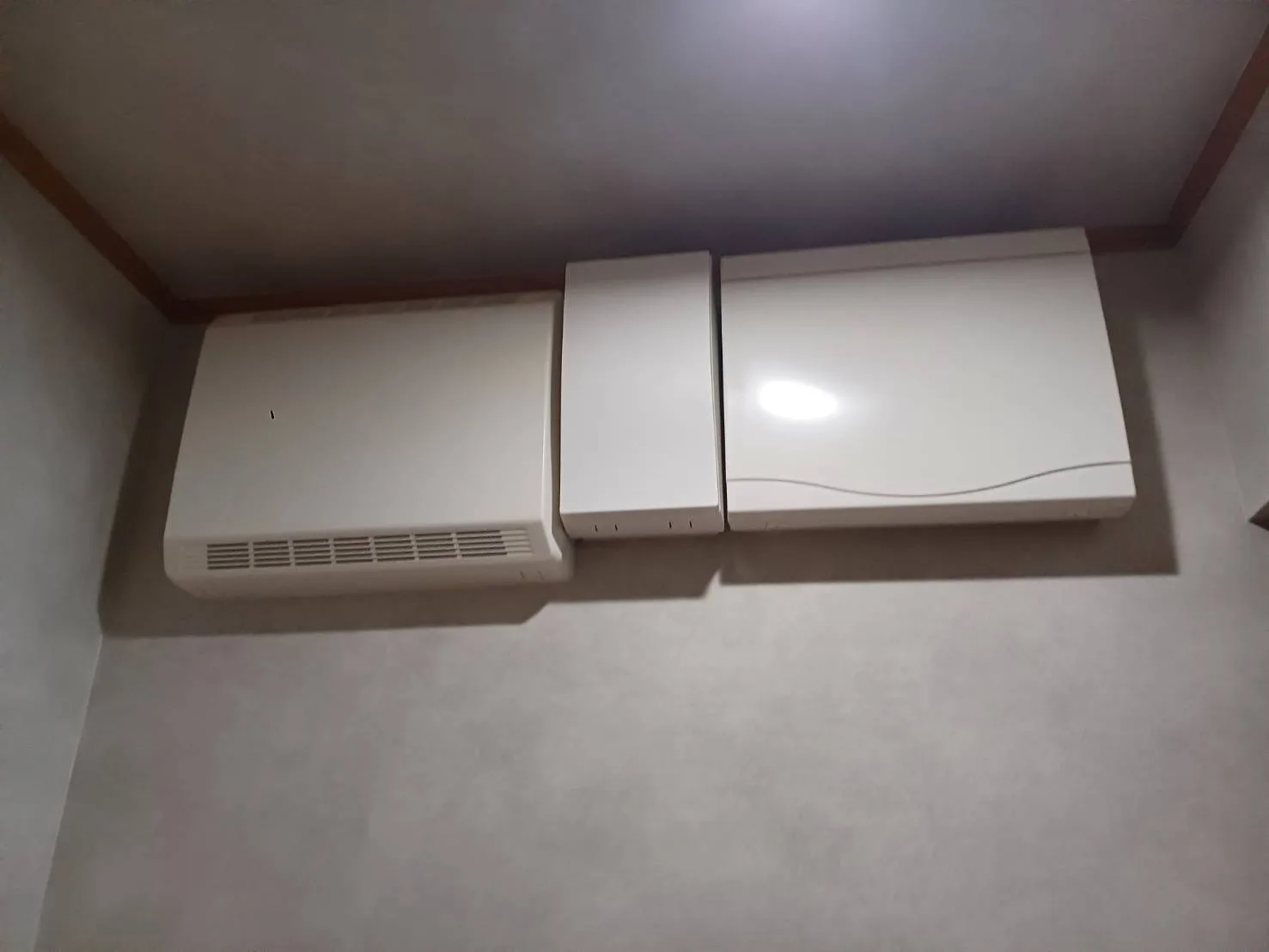 施工後の同じ壁。新しい壁紙に張り替えた状態