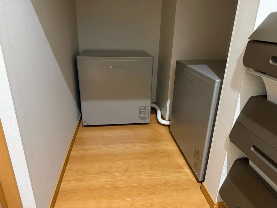 施工前の、床に置かれた機器のある納戸の奥