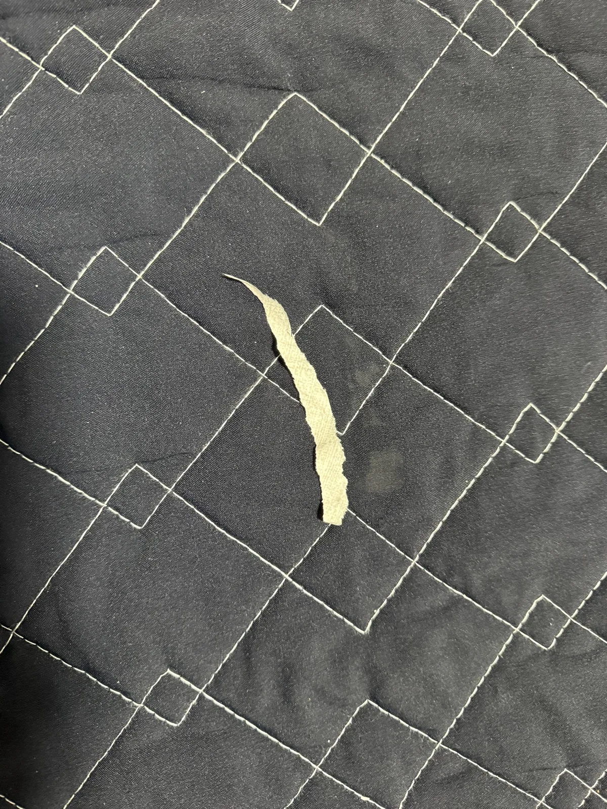 施工前の、剥がれた壁紙の切れ端