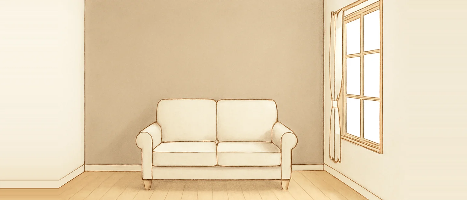 正面の壁の1面だけをグレージュにして、ほかの壁を白にした部屋に、クリーム色のソファと窓を置いたイラスト