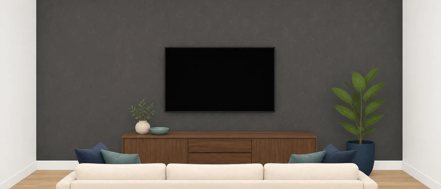 白い壁の部屋で、テレビの後ろの1面だけが濃いグレーの壁紙になっている様子
