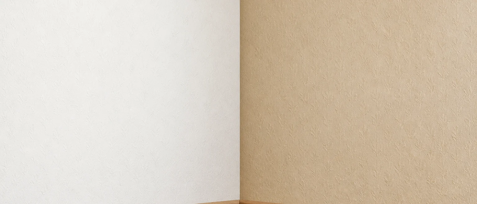 部屋の角を境に、片側の壁が白い壁紙、隣の壁がベージュの壁紙になっている