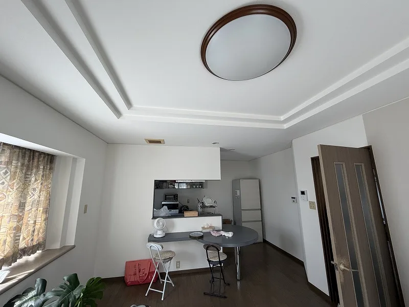 同じLDKをダイニング側から見たところ。壁と天井を張り替えた状態