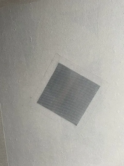 へこんだ部分にメッシュのテープを貼った状態