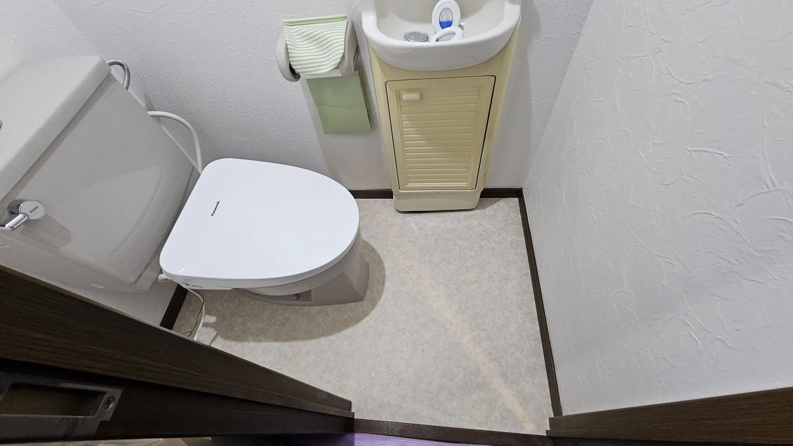 施工後のトイレ。壁紙と床(クッションフロア)を張り替えた状態