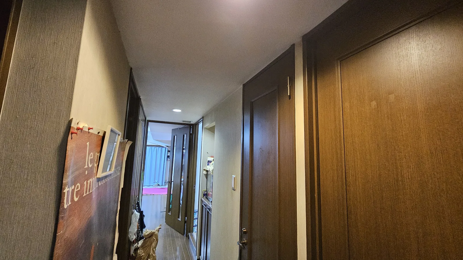 施工前の廊下。奥の部屋に向かって見たところ