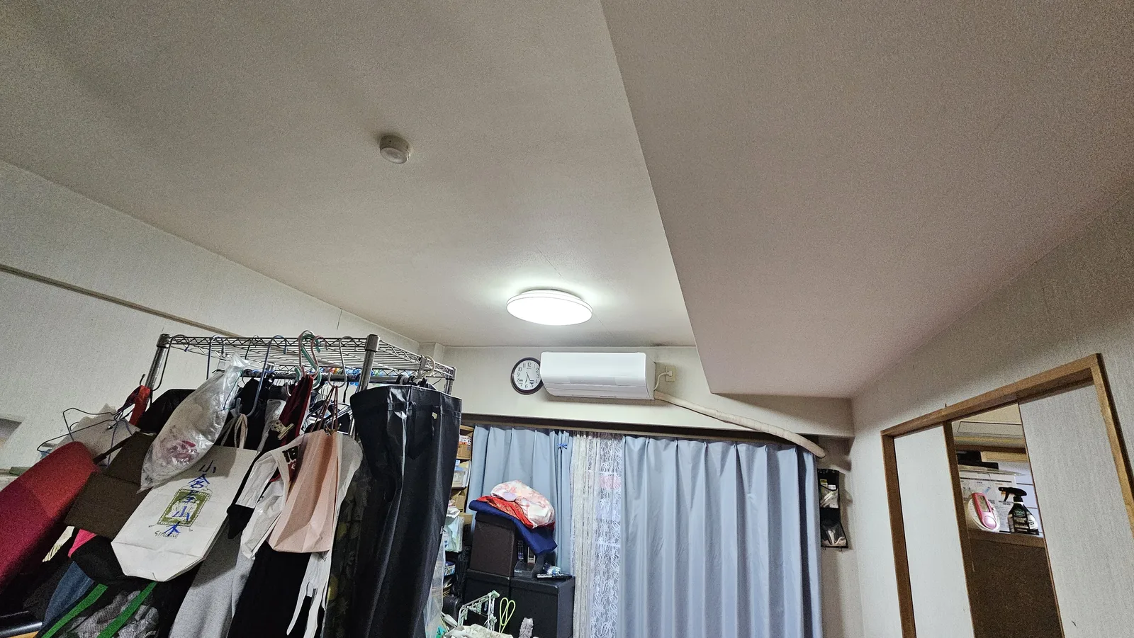 施工前のリビング。窓側を見たところ。ハンガーラックや棚が並んでいる