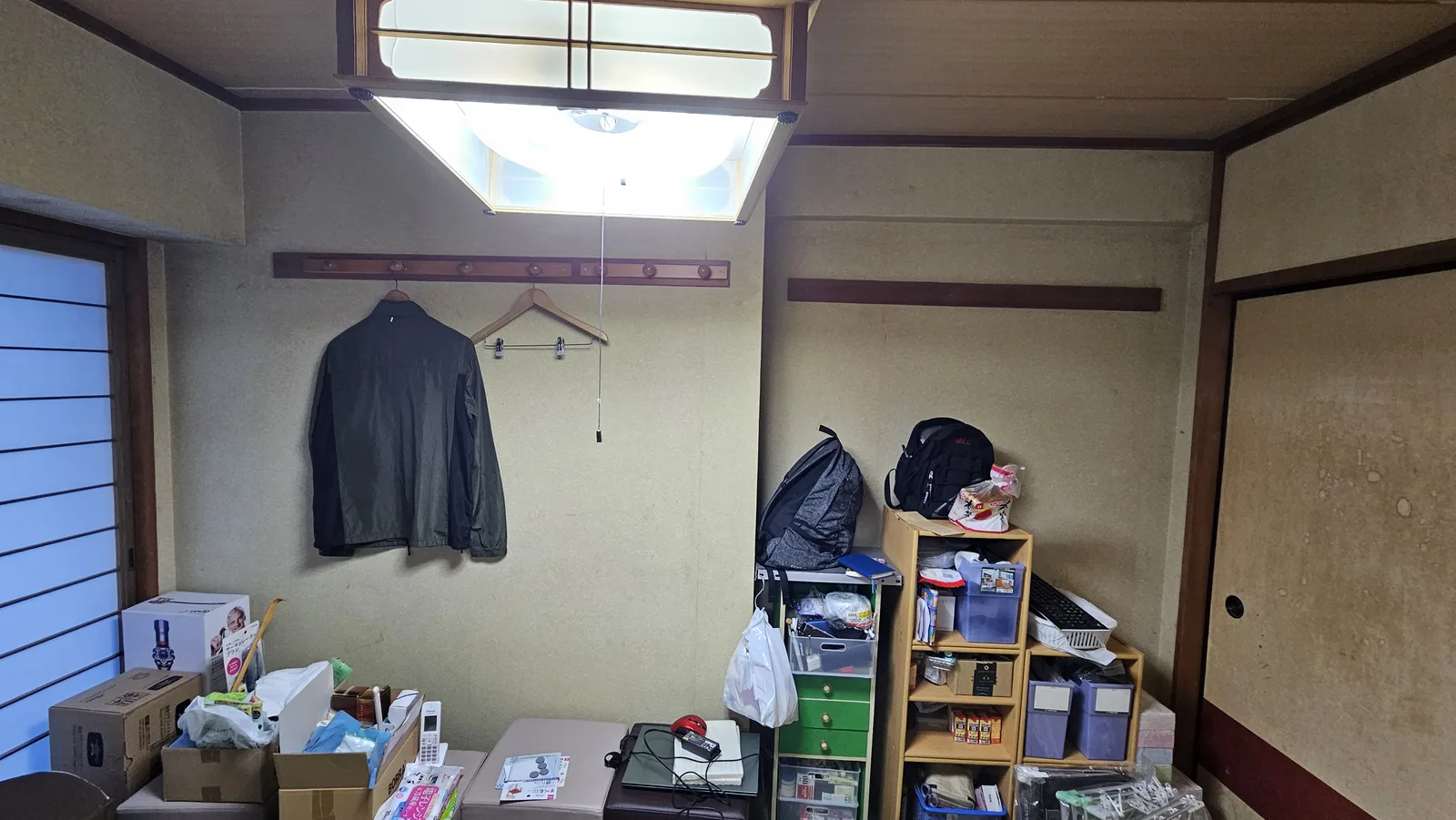 施工前の和室。窓と押し入れのある側の壁