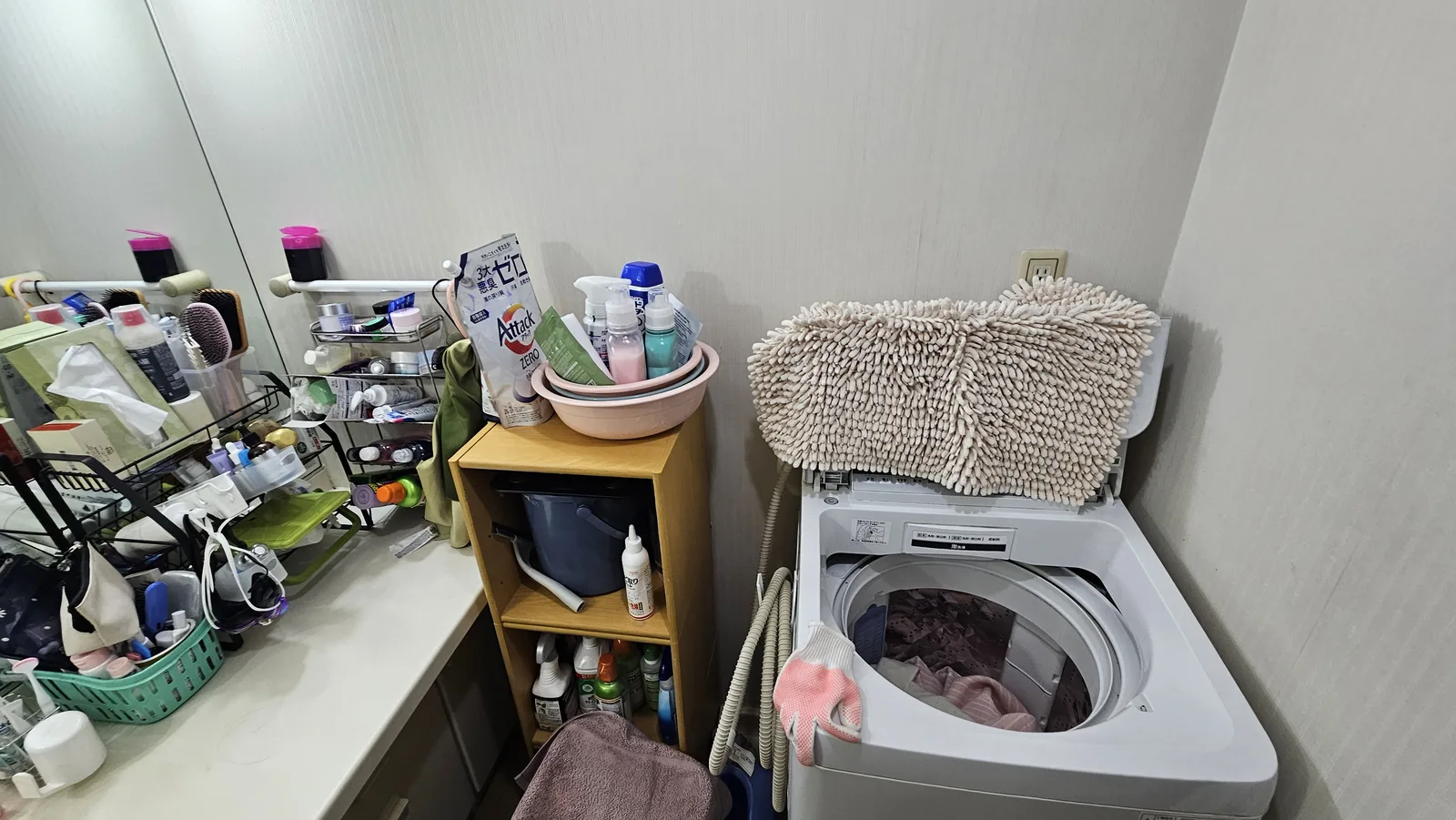 施工前の洗面所。洗濯機の横の壁