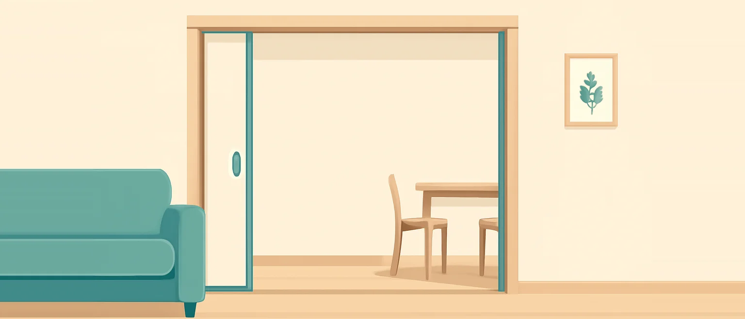 引き戸を開け放して、ソファのある部屋とダイニングの部屋がひと続きになった続き間