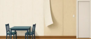壁の左半分が張り替えたばかりの白い壁紙、右半分が黄ばんだ古い壁紙で、境目で1枚の壁紙が上だけ留まって下に垂れている様子