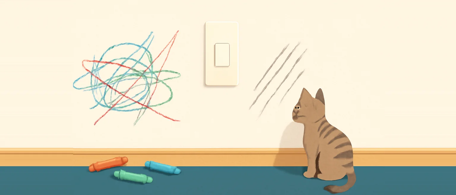 壁に描かれたクレヨンの落書きと、猫のひっかき傷